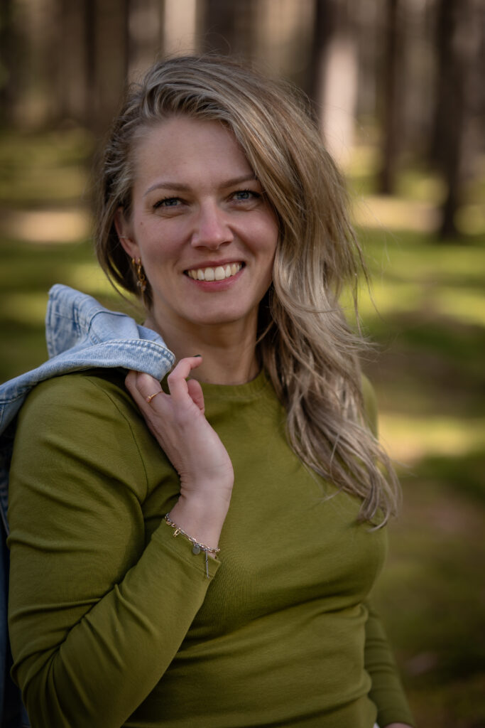 Foto van Renoeska van der Veen. Personal Trainer, gezondheidscoach, Yoga docent, ademcoach en lichaamsgericht werker.